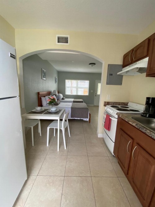 Coral Key Inn - image 9