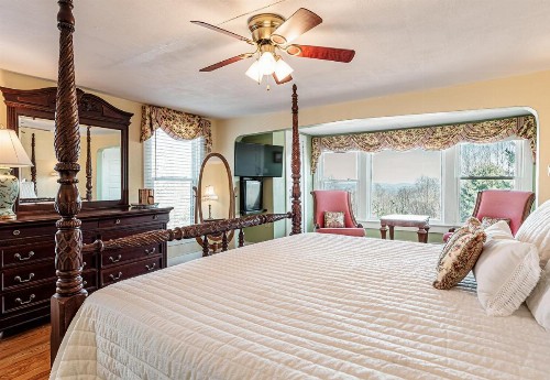 Echo Mountain Inn - image 36