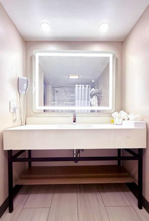 Days Inn by Wyndham Los Angeles LAX/ Redondo&ManhattanBeach - image 6