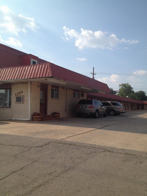 Deluxe Inn Lawton - image 1