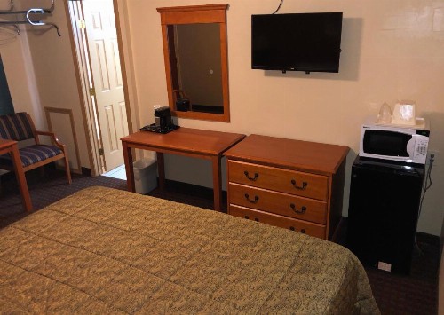 Deluxe Inn Lawton - image 3
