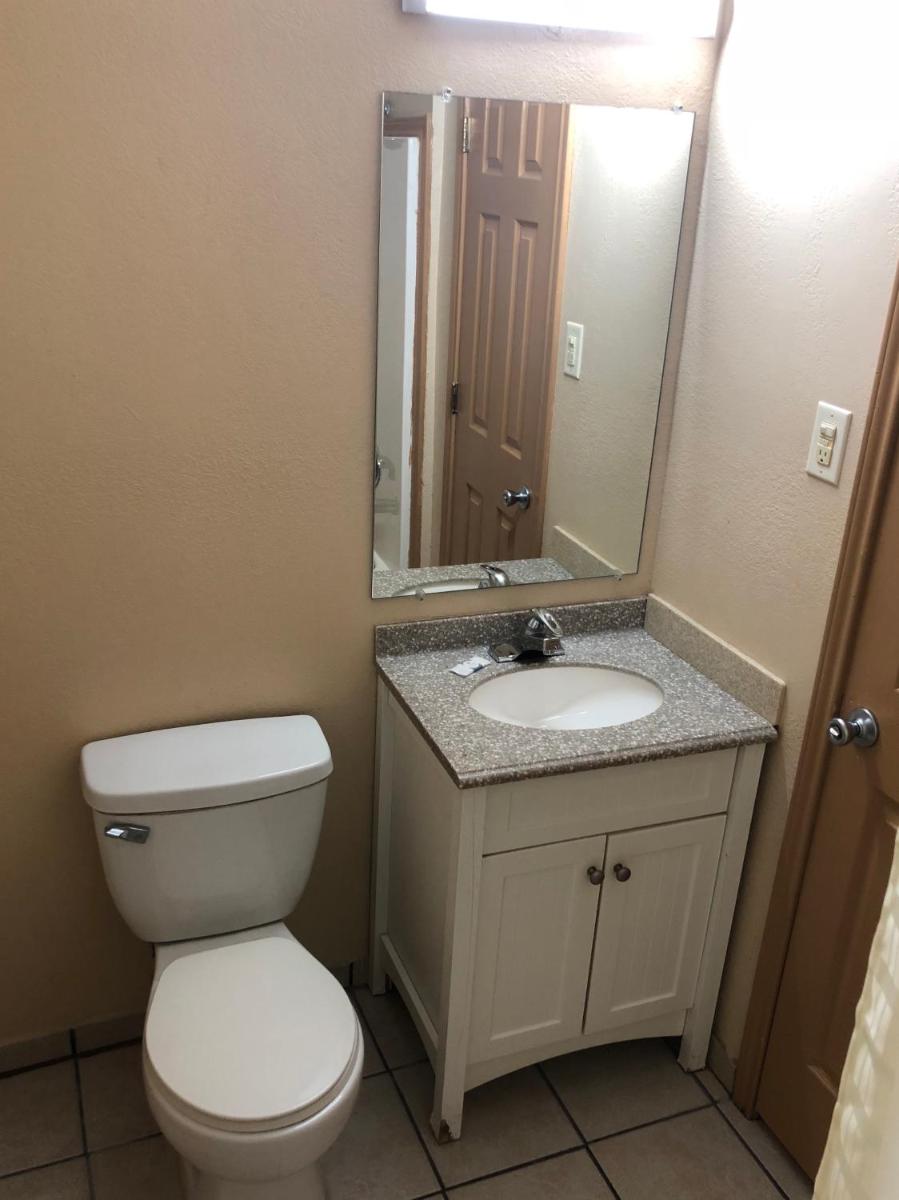 Deluxe Inn Lawton - image 4