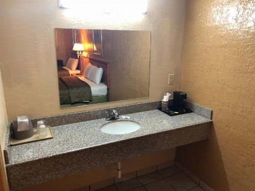 Deluxe Inn Lawton - image 8