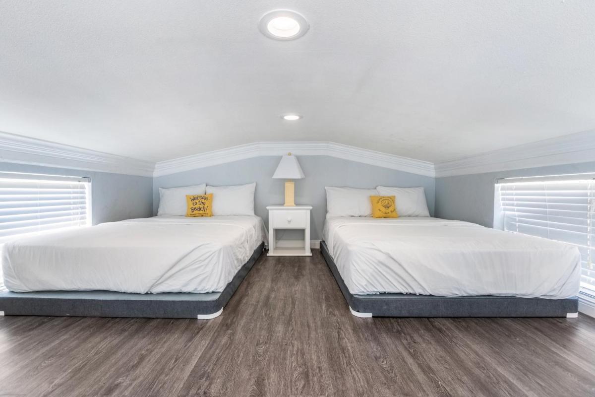 Fiesta Key RV Resort Waterfront Cottage 33 - image 7