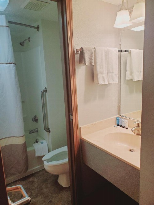 Blackstone Lodge and Suites - image 11