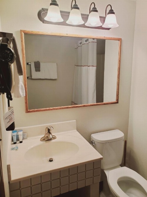 Blackstone Lodge and Suites - image 14