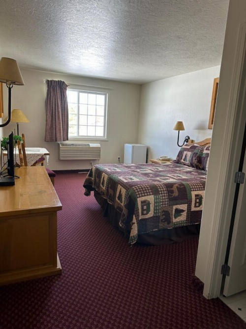 Columbine Inn and Suites - image 3