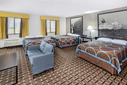 Scottish Inn and Suites League City - image 14