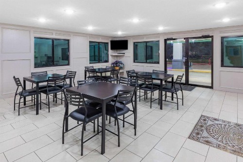 Scottish Inn and Suites League City - image 25