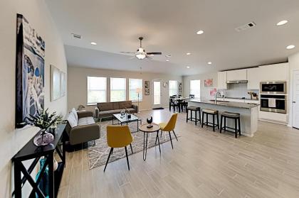 New-Build with Large Deck - Minutes to Lake & Golf home