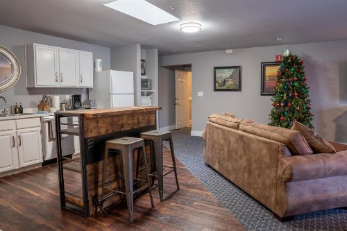 Blue Elk Inn - image 17