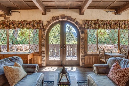 Storybook Riverside Inn - image 10