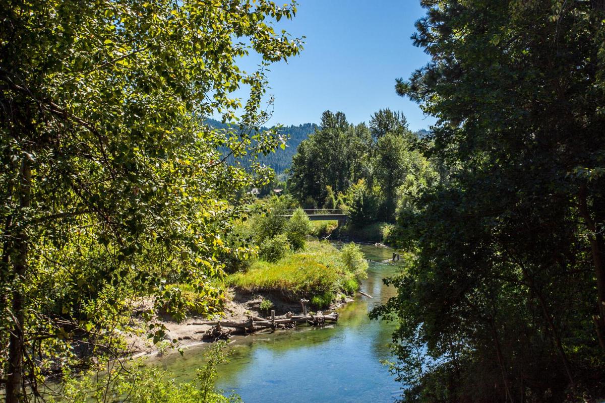 Storybook Riverside Inn - image 3