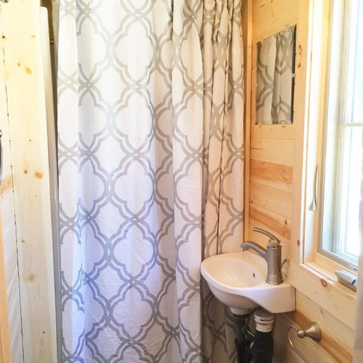 Leavenworth Camping Resort Tiny House Adeline - image 4