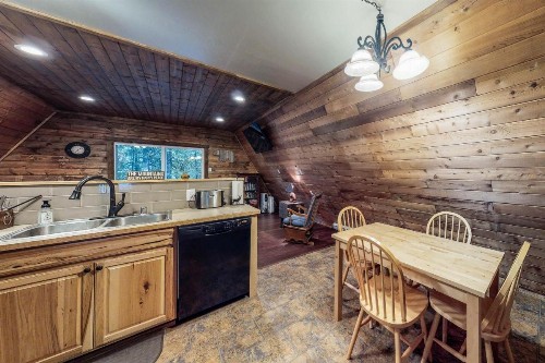 Copper Top Chalet - image 8