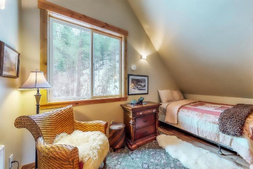 Merry Creekside Retreat - image 10