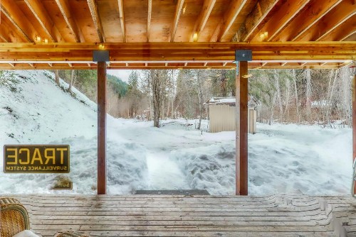 Merry Creekside Retreat - image 5