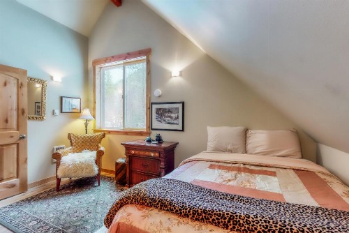 Merry Creekside Retreat - image 6