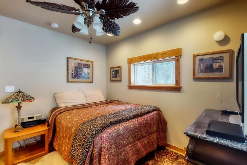Merry Creekside Retreat - image 7