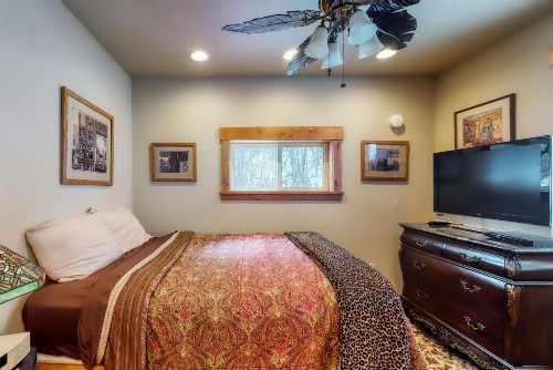 Merry Creekside Retreat - image 8