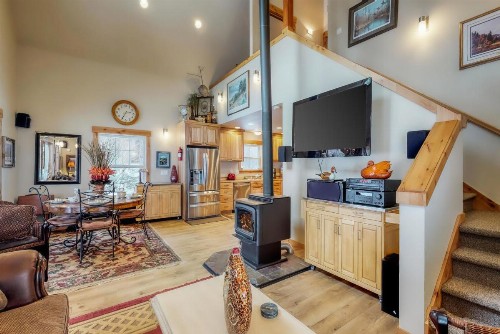 Merry Creekside Retreat - image 9