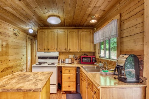 Sweet Retreat Cabin - image 8