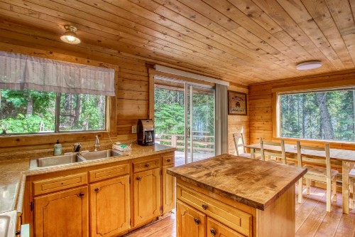 Sweet Retreat Cabin - image 9
