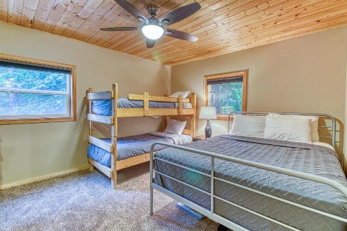 Pine Breeze Lodge - image 3