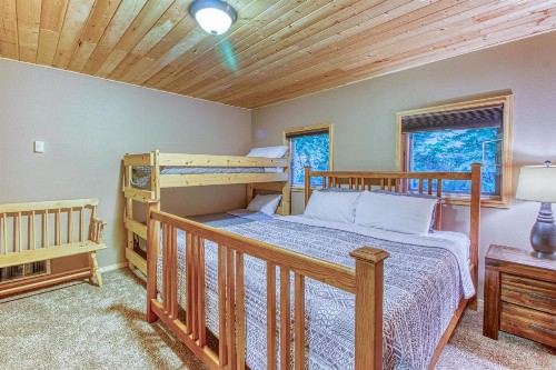 Pine Breeze Lodge - image 6