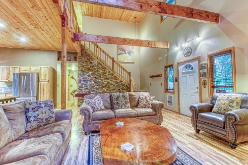 Pine Breeze Lodge - image 8