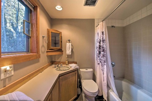 Cabin with Hot Tub - 14 Miles to Leavenworth! - image 8