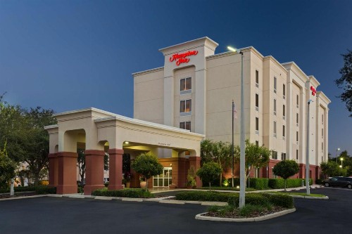 Hampton Inn Leesburg - image 2