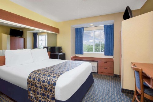 Microtel Inn & Suites Leesburg - image 8