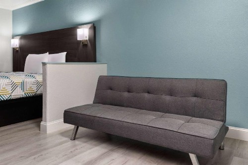 Travelodge by Wyndham Lemoore Near Naval Air Station - image 19