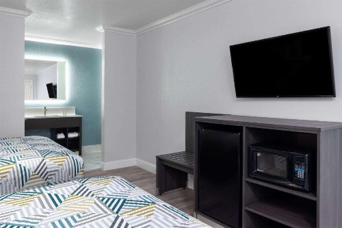 Travelodge by Wyndham Lemoore Near Naval Air Station - image 29