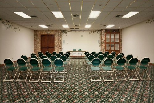 Travelodge by Wyndham Lemoore Near Naval Air Station - image 32