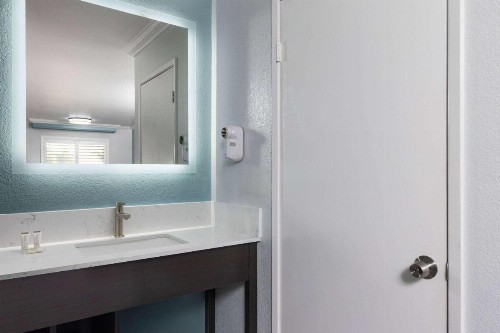 Travelodge by Wyndham Lemoore Near Naval Air Station - image 33
