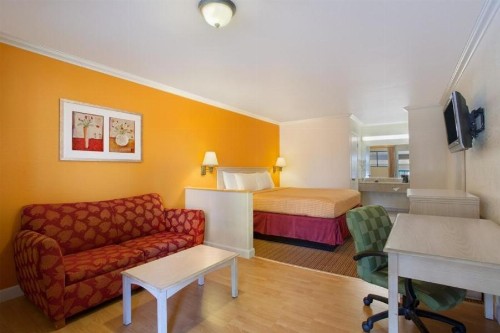 Travelodge by Wyndham Lemoore Near Naval Air Station - image 34