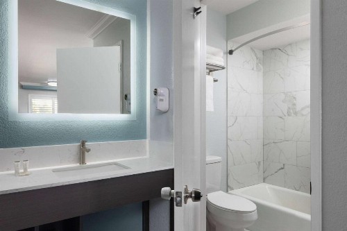 Travelodge by Wyndham Lemoore Near Naval Air Station - image 35