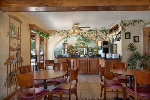 Travelodge by Wyndham Lemoore Near Naval Air Station - image 36