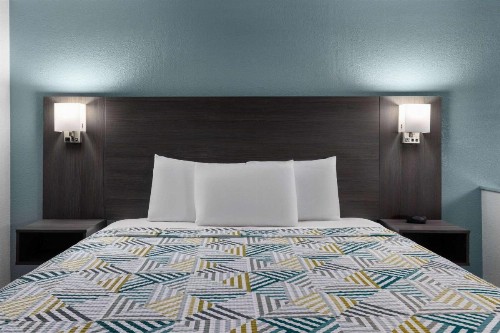 Travelodge by Wyndham Lemoore Near Naval Air Station - image 39