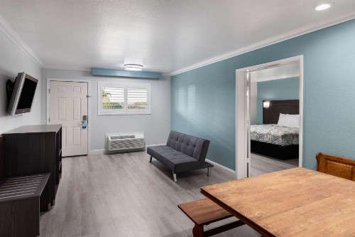 Travelodge by Wyndham Lemoore Near Naval Air Station - image 41