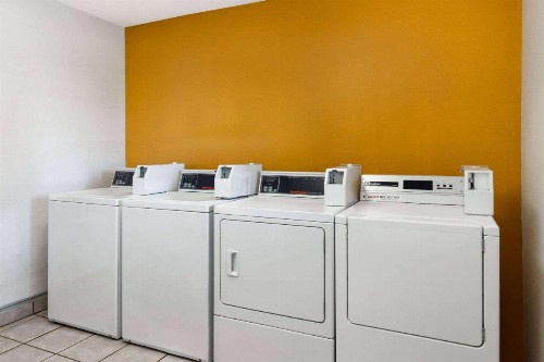 Travelodge by Wyndham Lemoore Near Naval Air Station - image 44