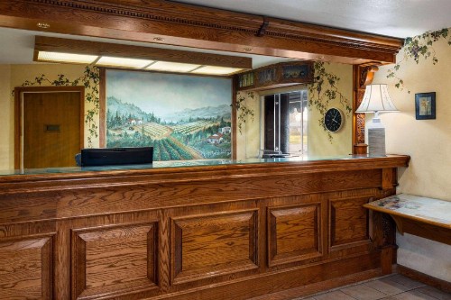 Travelodge by Wyndham Lemoore Near Naval Air Station - image 5
