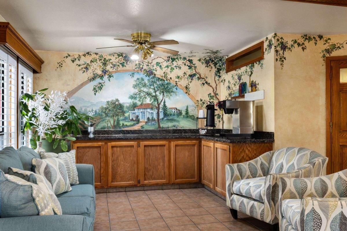 Travelodge by Wyndham Lemoore Near Naval Air Station - image 6