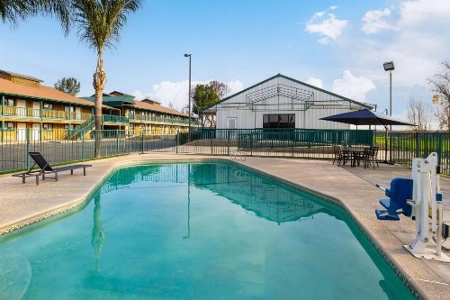 Travelodge by Wyndham Lemoore Near Naval Air Station - image 9
