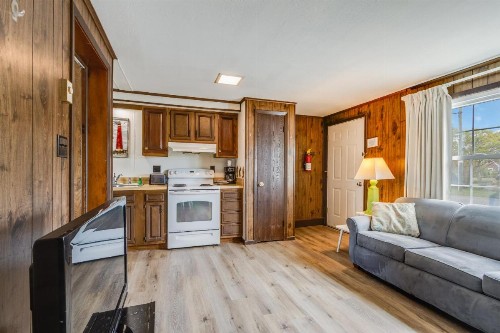 Driftwood Efficiency Motel - image 14