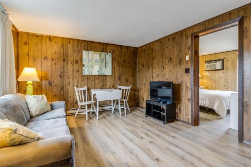 Driftwood Efficiency Motel - image 2