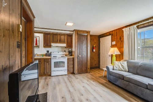 Driftwood Efficiency Motel - image 28