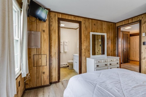 Driftwood Efficiency Motel - image 3
